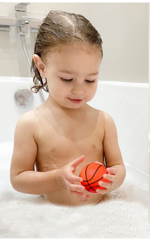 Marppy Bath Toy Basketball Hoop – child enjoying bath time shooting balls into hoop